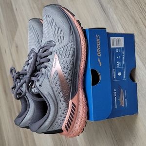 Brooks Adrenaline GTS 21 in Grey/Rose Gold